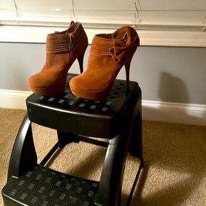 Size 8 Cinnamon ankle booties